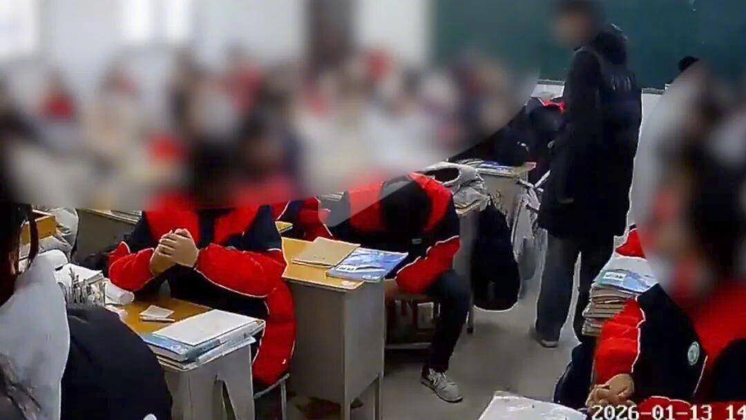 河南用板凳砸同学后脑学生已被开除学生用板凳打同学后脑双方已达成和解热点解读 匪夷