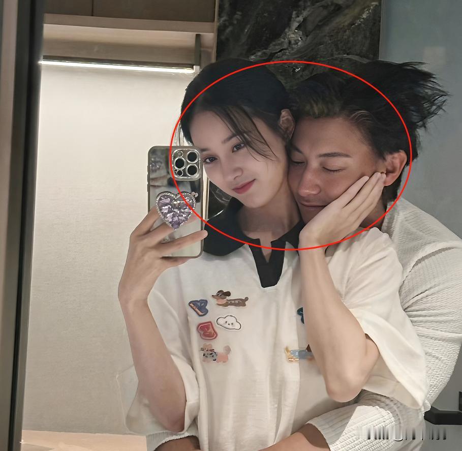嗑糖还得是真夫妻来得甜啊，黄子韬刚因卫生巾冲上热搜没多久，现在又因为一张照片霸榜
