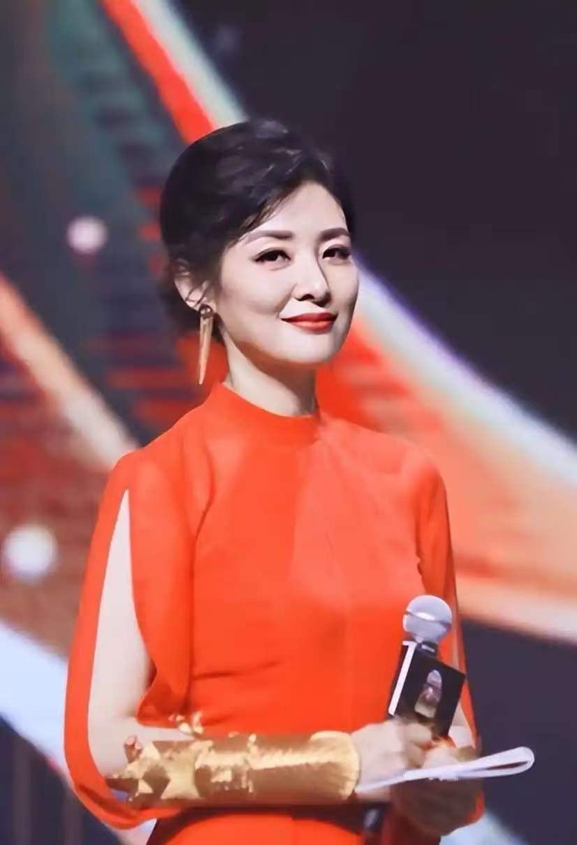 一快过年就会想起周涛 小年启幕，年味渐浓，周涛的春晚开场白一响，便是刻在骨子里的