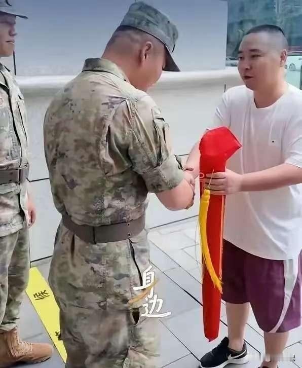 四川成都，一位网约车司机凌晨突发脑梗，可他放弃自救去医院，拼尽最后力气，把车开到