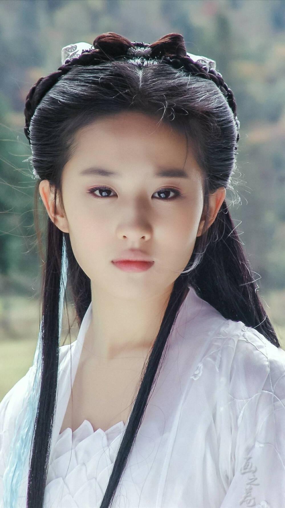 要说巅峰之作，《神雕侠侣》小龙女当之无愧。一袭白衣清冷出尘，完美诠释原著里不食人