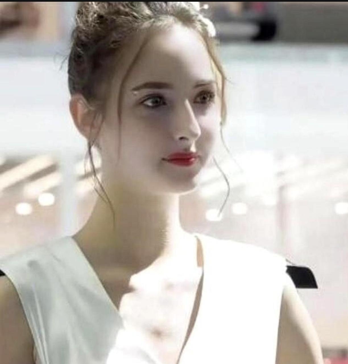 刷到一条乌克兰的新闻，一下子就给我干沉默了。照片里，一个叫瓦伦蒂娜的女人，正学着