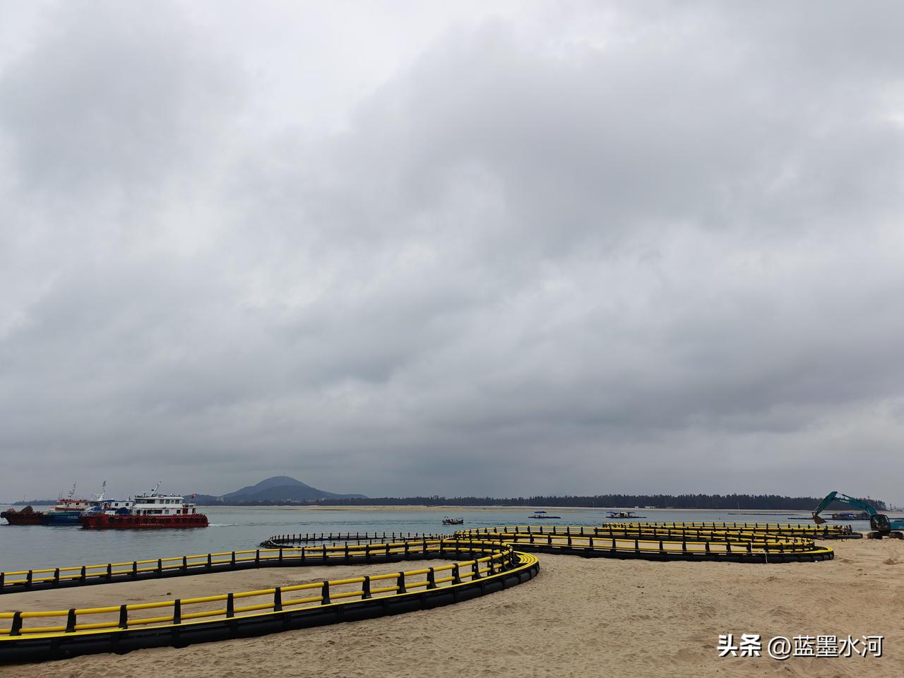 看看这幅图，大家可能不知道是干什么的，这就是在构筑养鱼网箱。今天我也班门弄斧，介