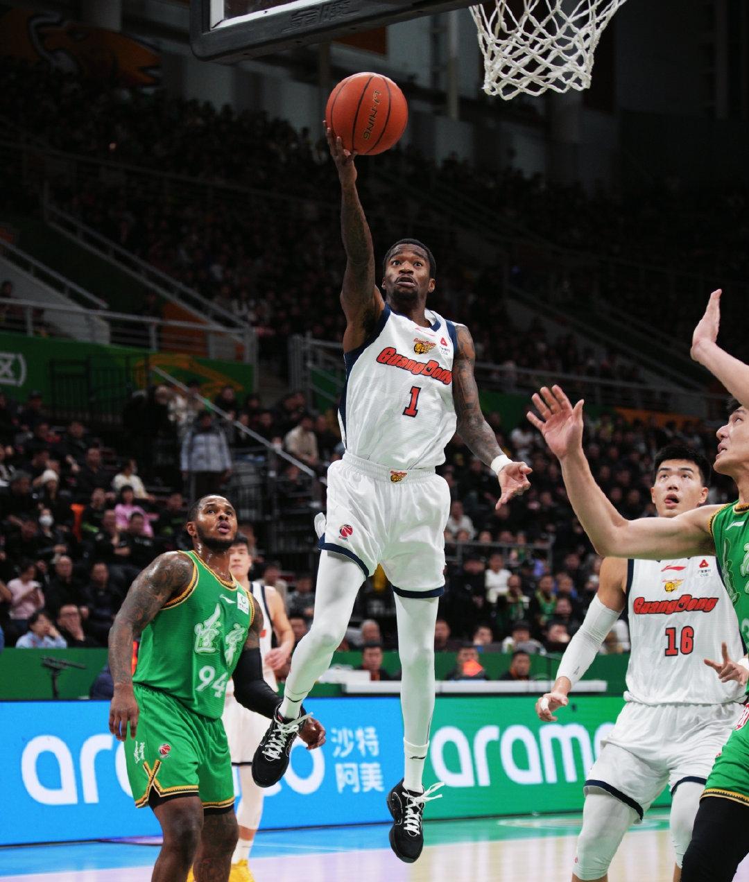 没想到啊！辽宁男篮半场就崩溃了，居然落后广东25分。

上半场比分，39：64，