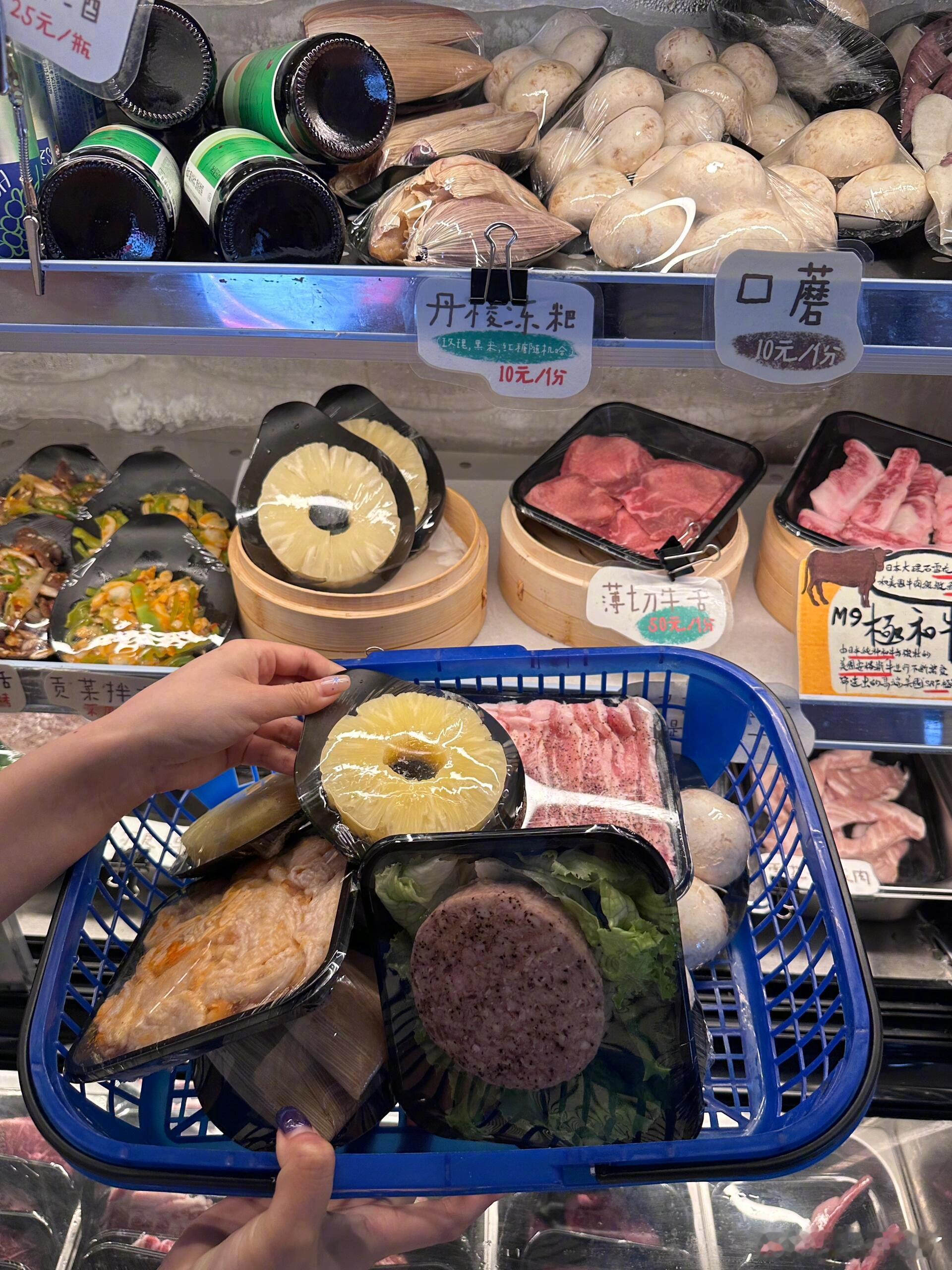 万象城附近的一家社区烤肉小食堂，数盘盘来算价格的～ 肉肉都是新鲜肉 炭烤出来真的