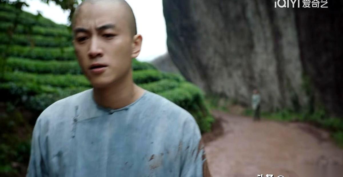 你知道最扎心的是什么吗？
是在冰天雪地里，那个你一直当对手、憋着劲儿想干掉的人，