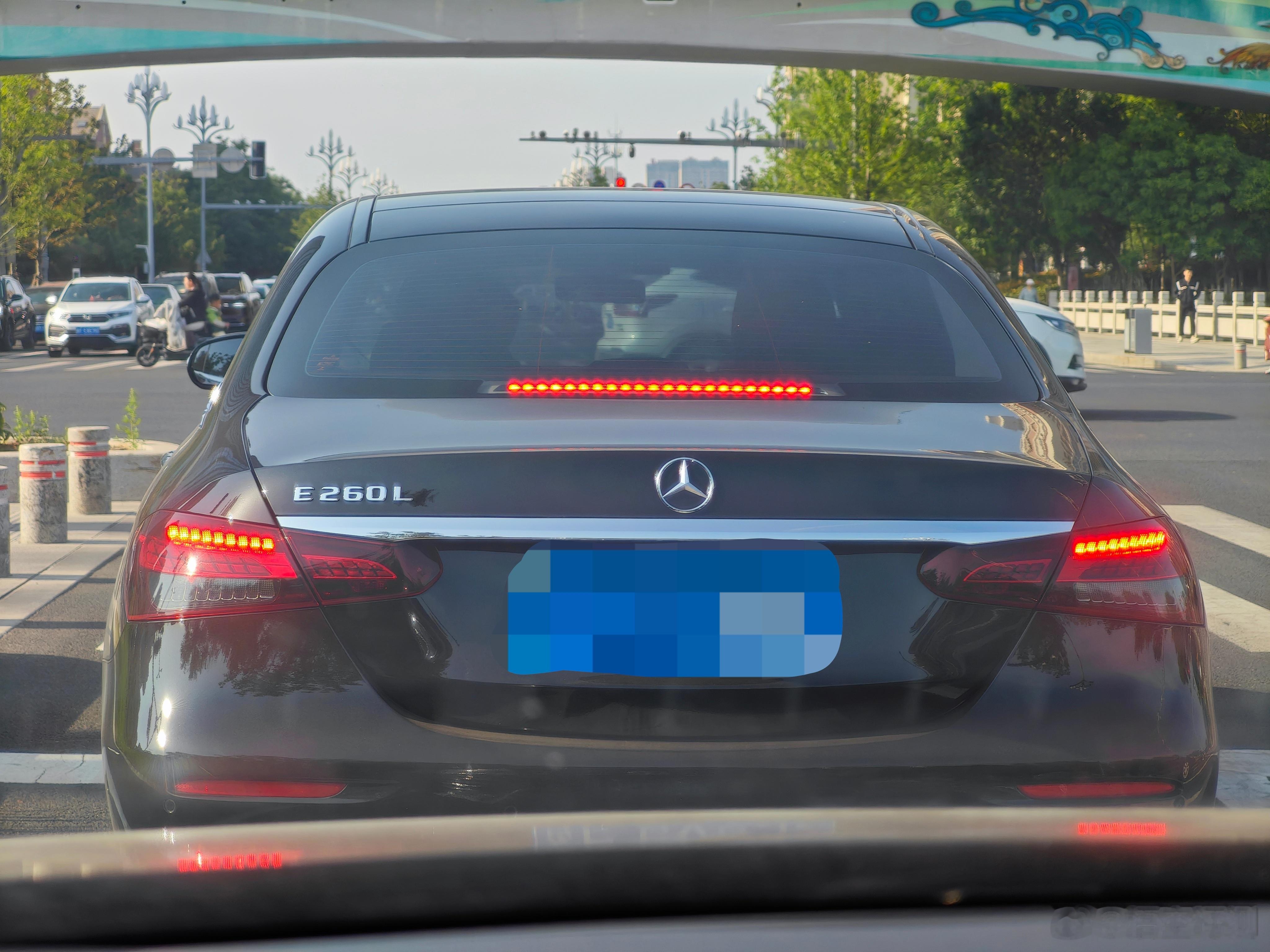 说实话，我还是第一次见奔驰E260L大家不是都默认改E300L吗，你咋这么老实车