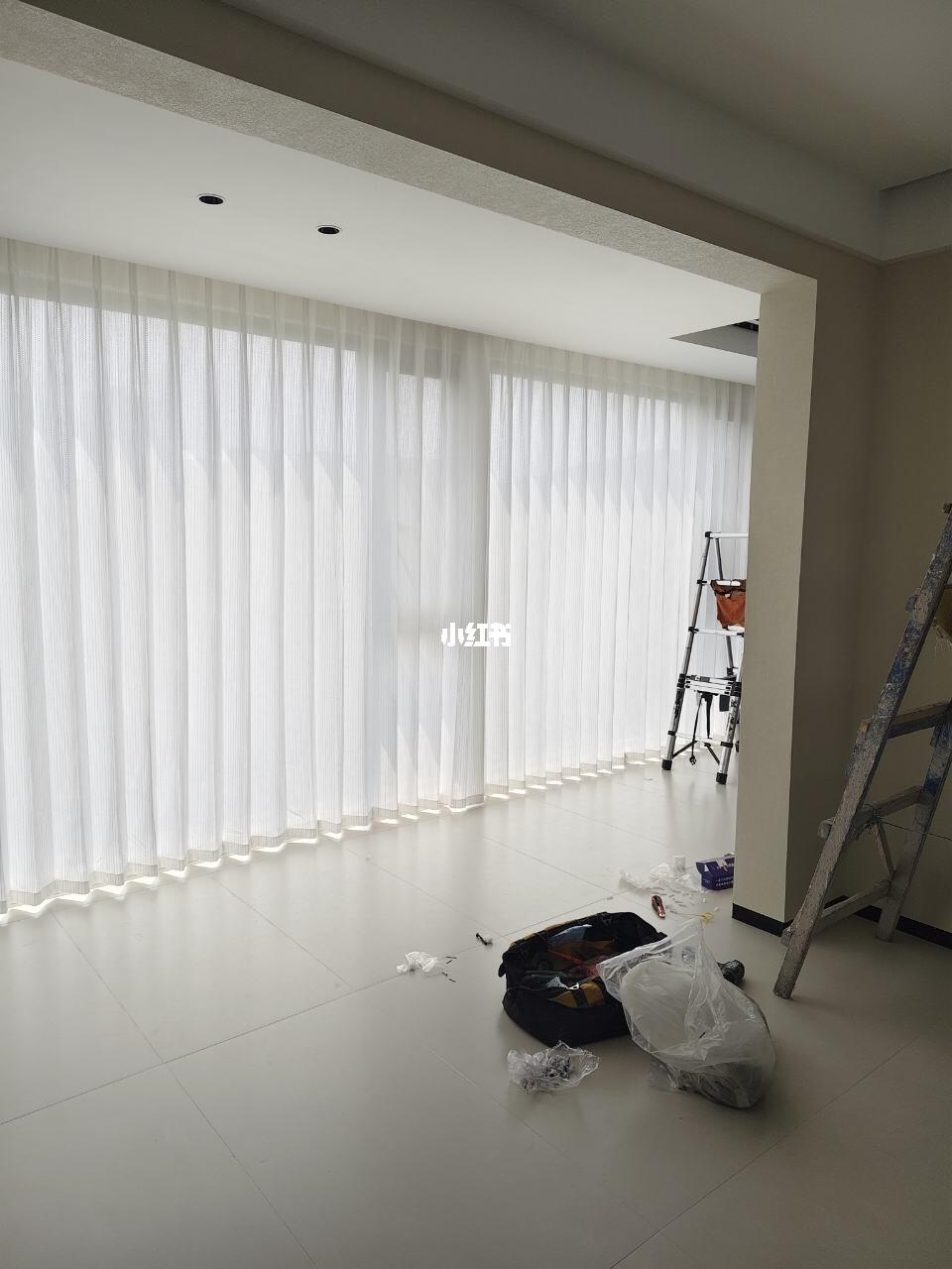 黑夜与白昼，只需轻轻一拉。高密度遮光材质，隔绝刺目强光，让每一个清晨回...