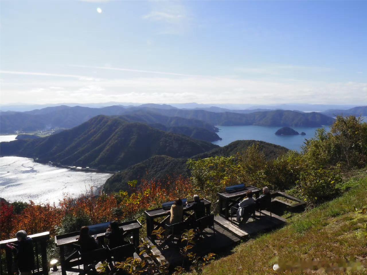三方五湖彩虹线山顶公园是位于日本福井县的一处绝美自然景观，由三方湖、水月湖、菅湖