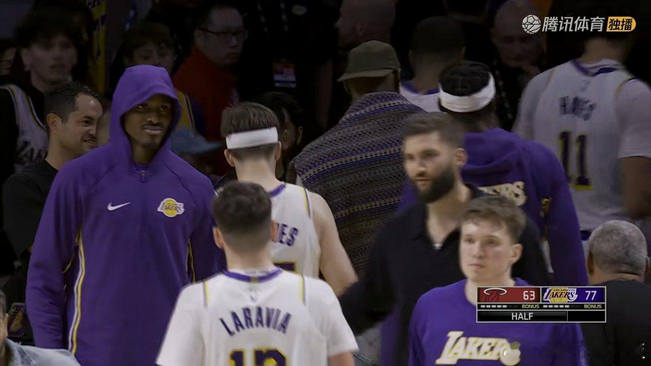 火力全开！湖人半场77-63领先热火，如何评价上半场表现？[思考]东契奇、里夫斯