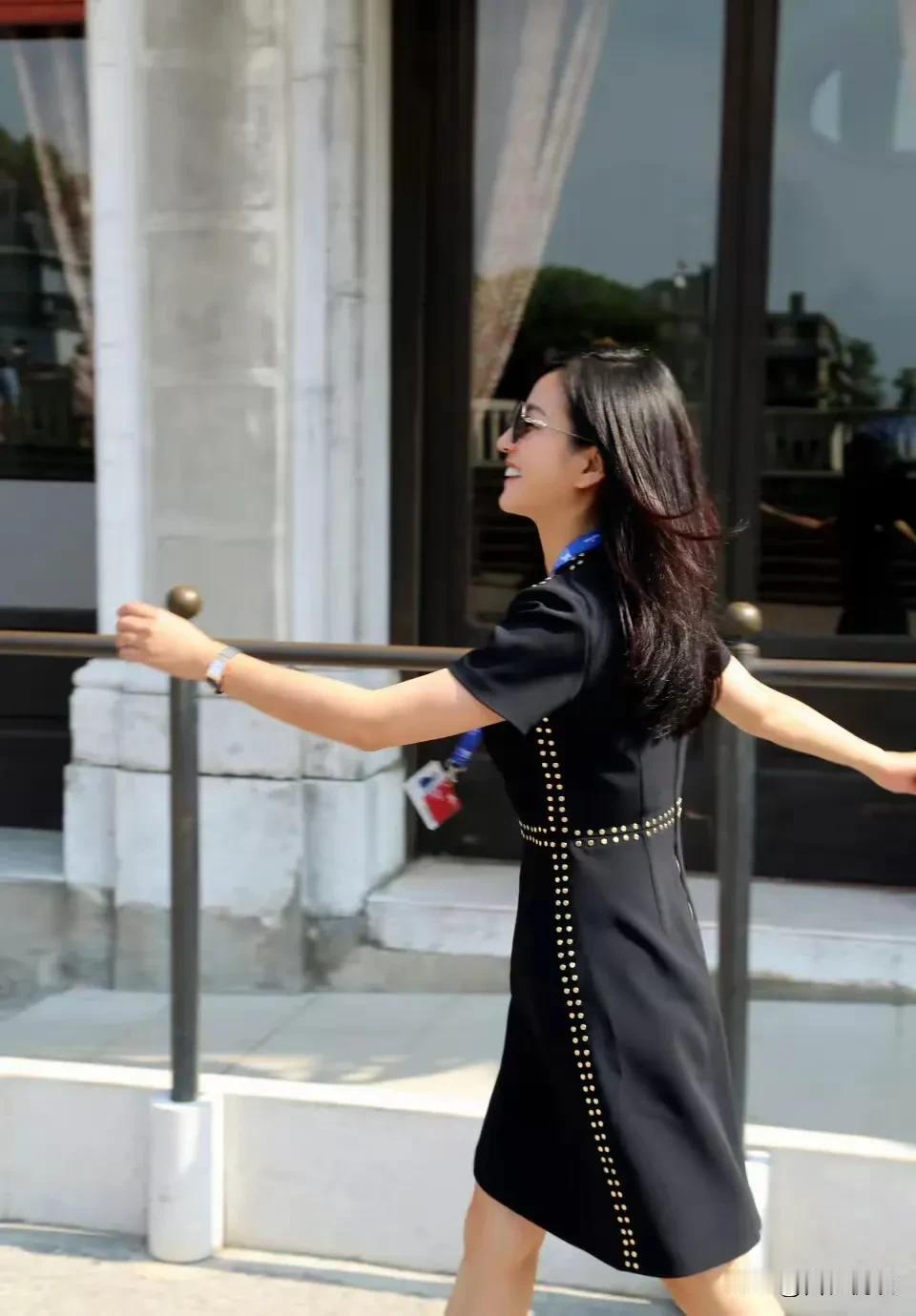 这么一看
她是受害者

一场婚姻下来
她没了家没了女儿

她的粉宝宝也很给力
就