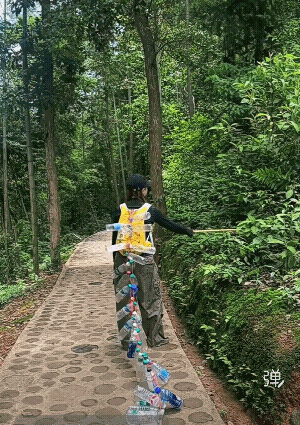 我装备买好了
已经放在后备箱
以后出门徒步爬山那些
准备力所能及的做点事