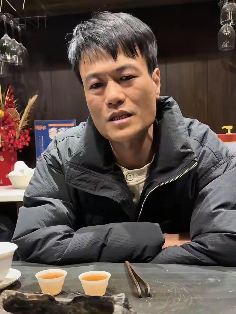 花1400拖车费的男子坚决硬刚到底，不删视频！男子说：“花1780换好的轮胎，我