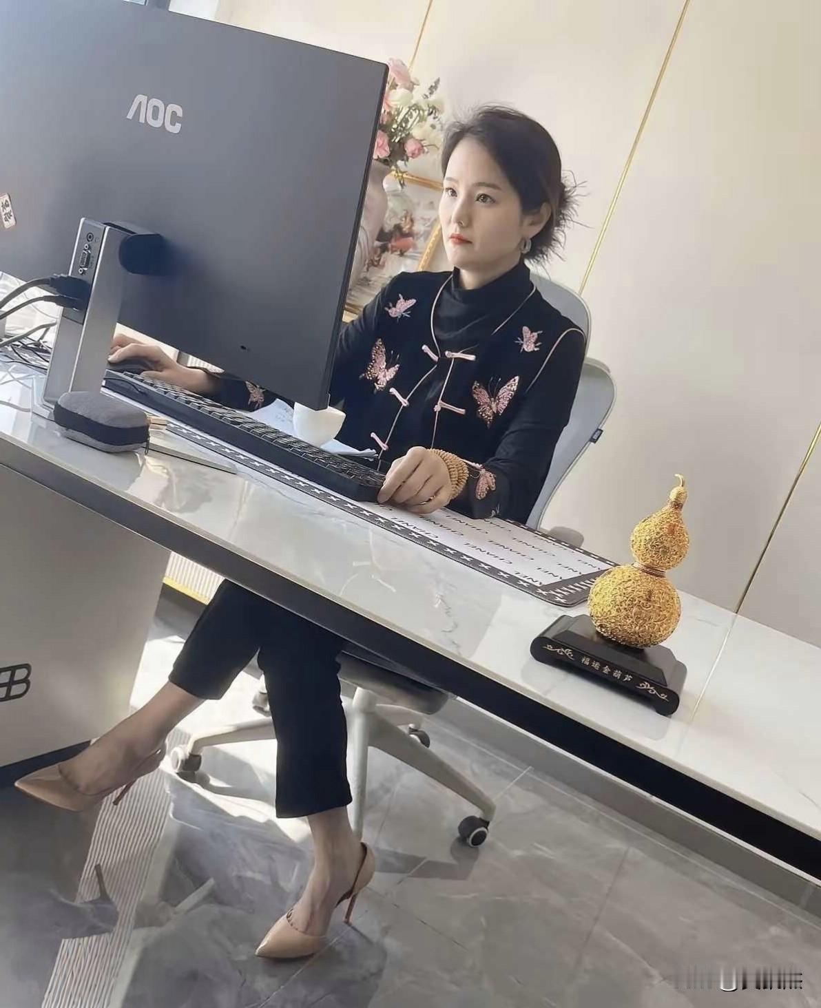目测她的月薪多少？[奸笑]
