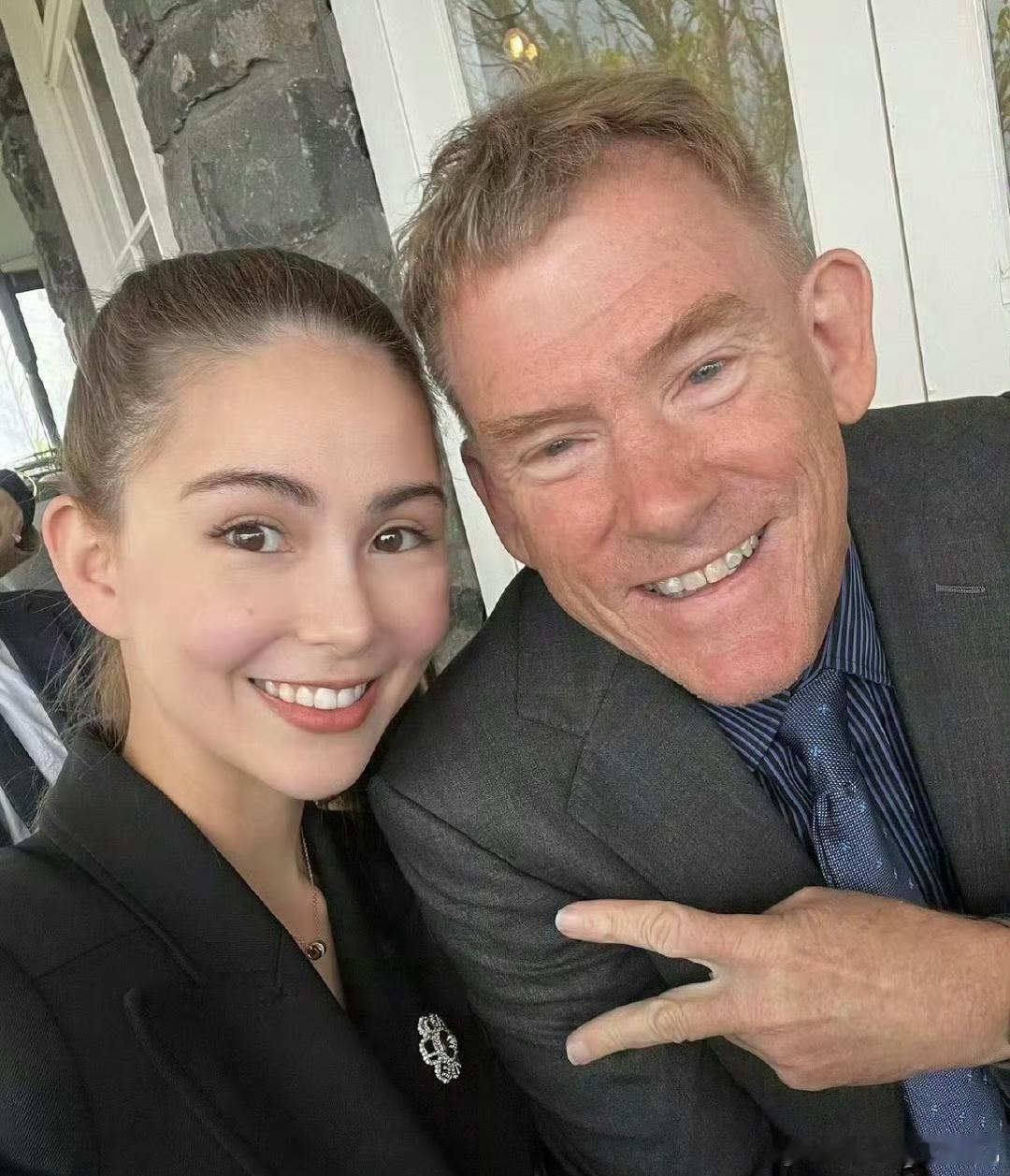 看到昆凌和爸爸还有爷爷的合照，混血就是漂亮 