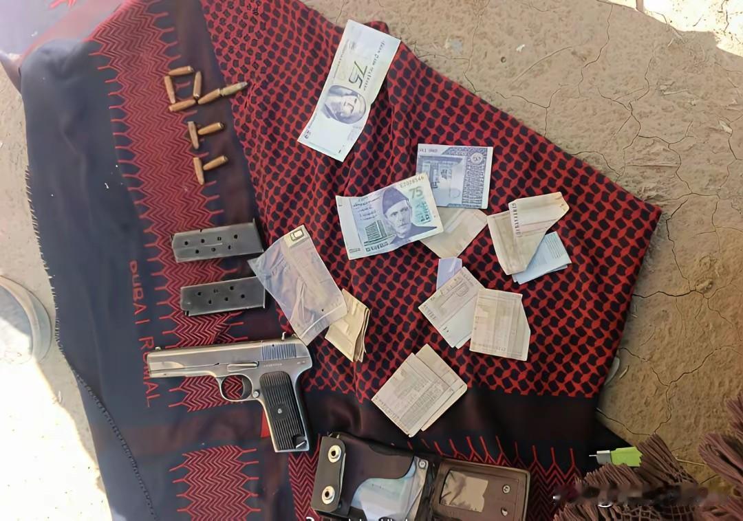 巴基斯坦士兵的托卡列夫手枪，被塔利班缴获