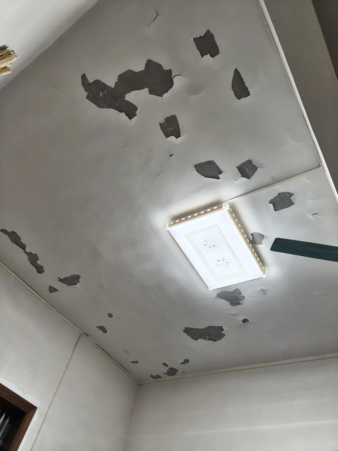 天花老掉灰，已经重新扇过几次了，有什么妙招改善一下