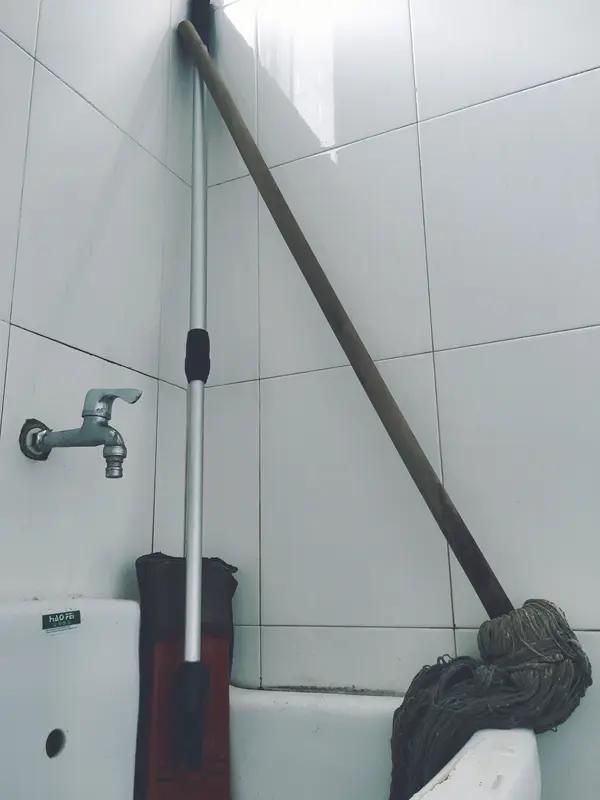 夫妻上厕所拿走卫生间扫把垃圾桶，这事儿得分情况看。
要是在自家，这可能是习惯成自