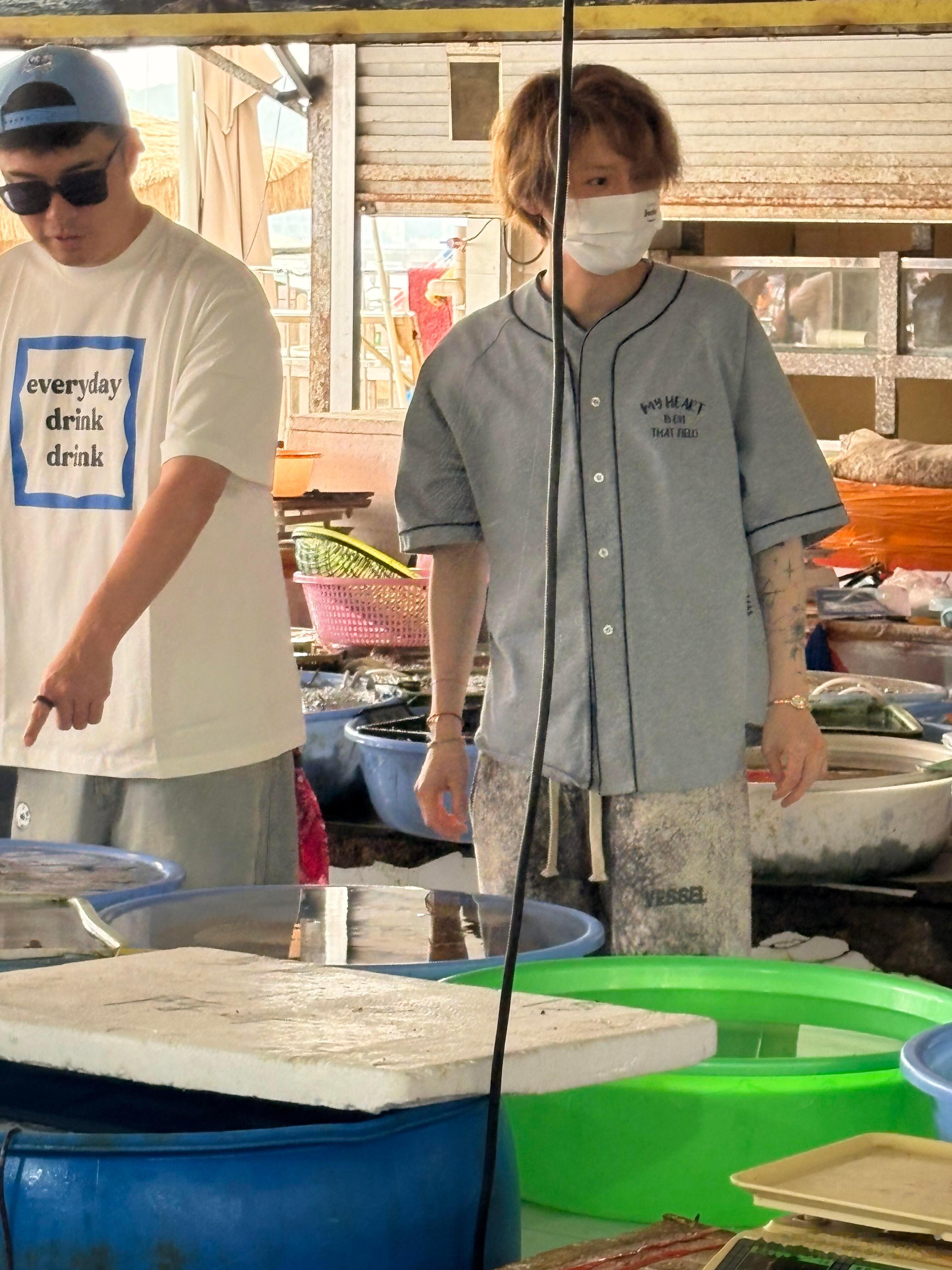 偶遇鹿晗买海鲜哈哈哈哈哈鹿晗现身海鲜市场采购，本命年穿搭超认真，红红火火庆生，提