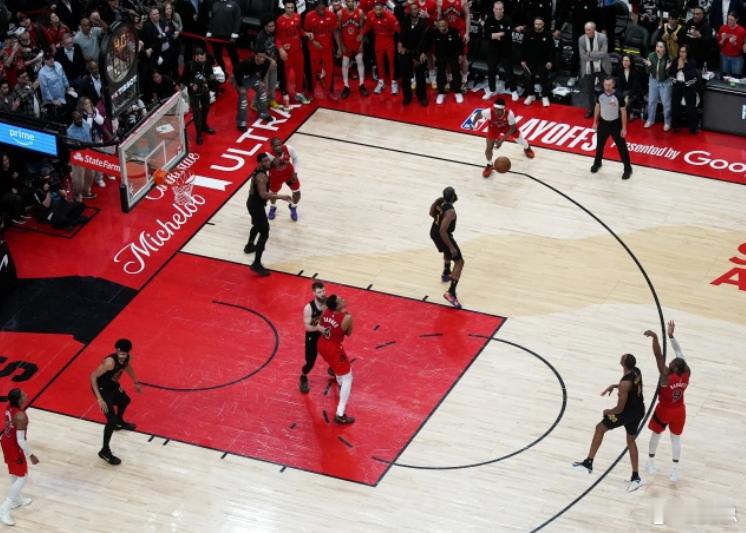 NBA季后赛首轮G6，骑士110-112不敌猛龙，大比分3-3。赛后莫布里接受了