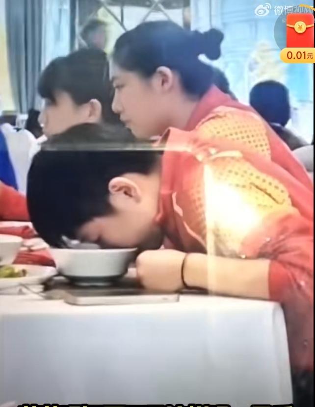 这莎莎是在喝汤啊[捂脸]。
莎莎喝汤的姿势太可爱了，这额头的头发和脸蛋不都一起喝