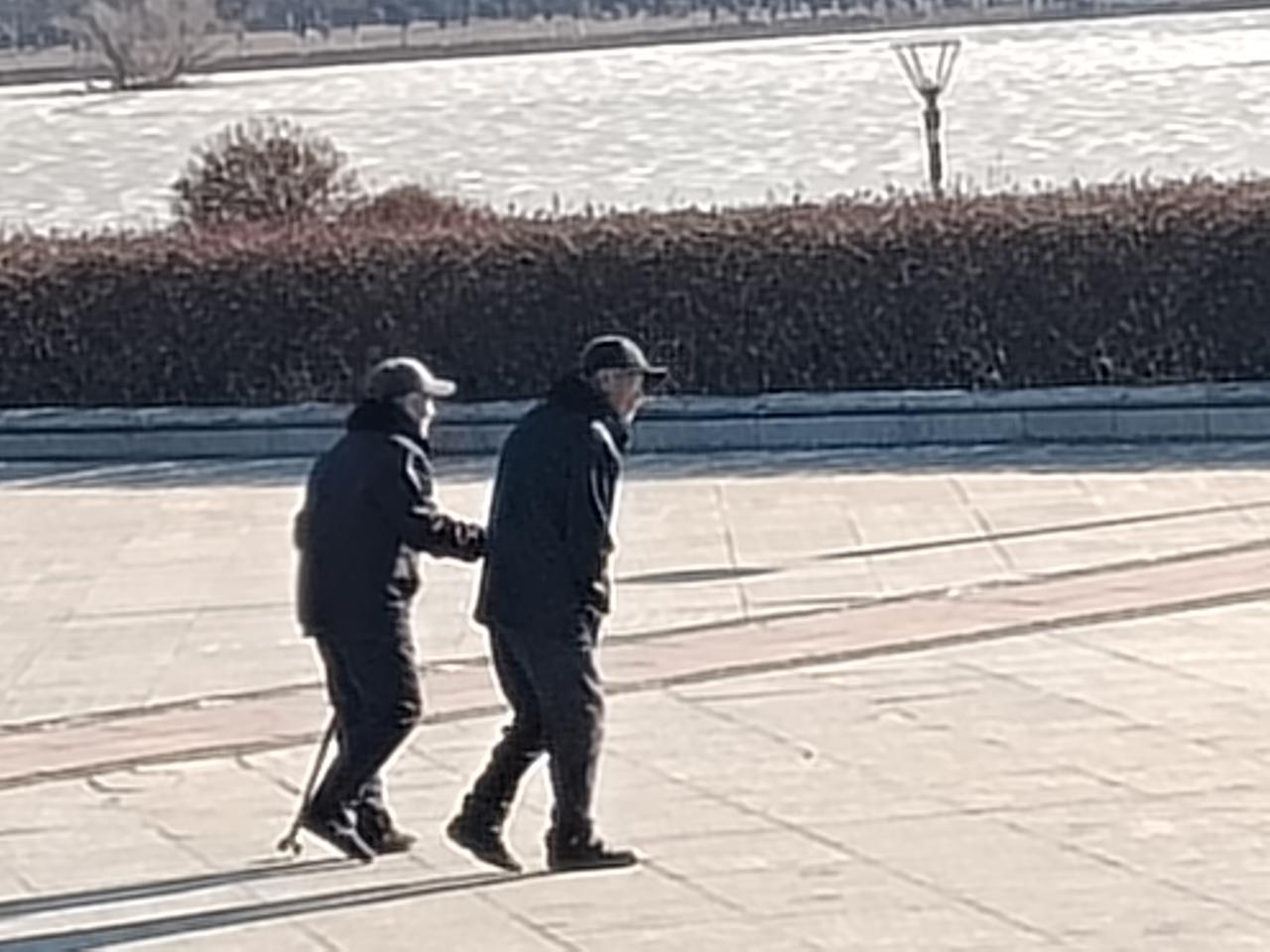 今天在湖边看到两位老人下台阶，我远远望着，心里一阵酸楚，‌“流光容易把人抛，红了