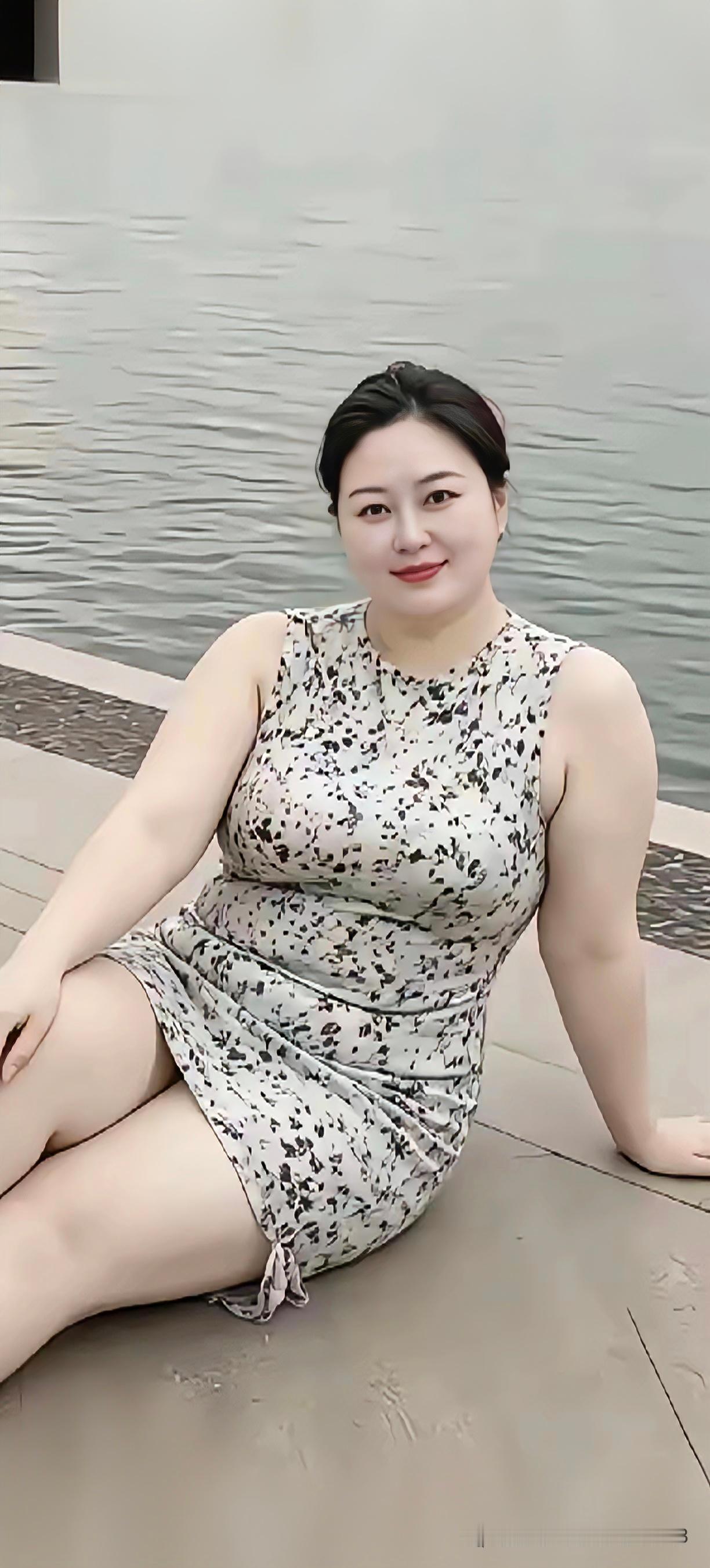 朋友们，看下面图片中的女人，有人说这是一个漂亮的微胖女人，我怎么觉得这个女人弯弯