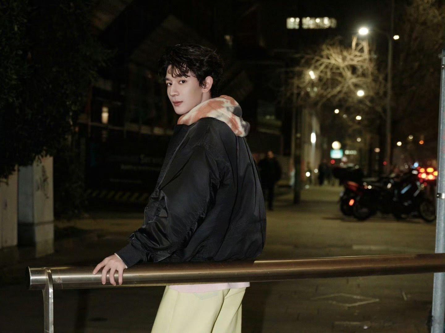 夏之光米兰街头氛围感随拍 夏之光在米兰街头随便一站就是画报水平，身材比例太优越了