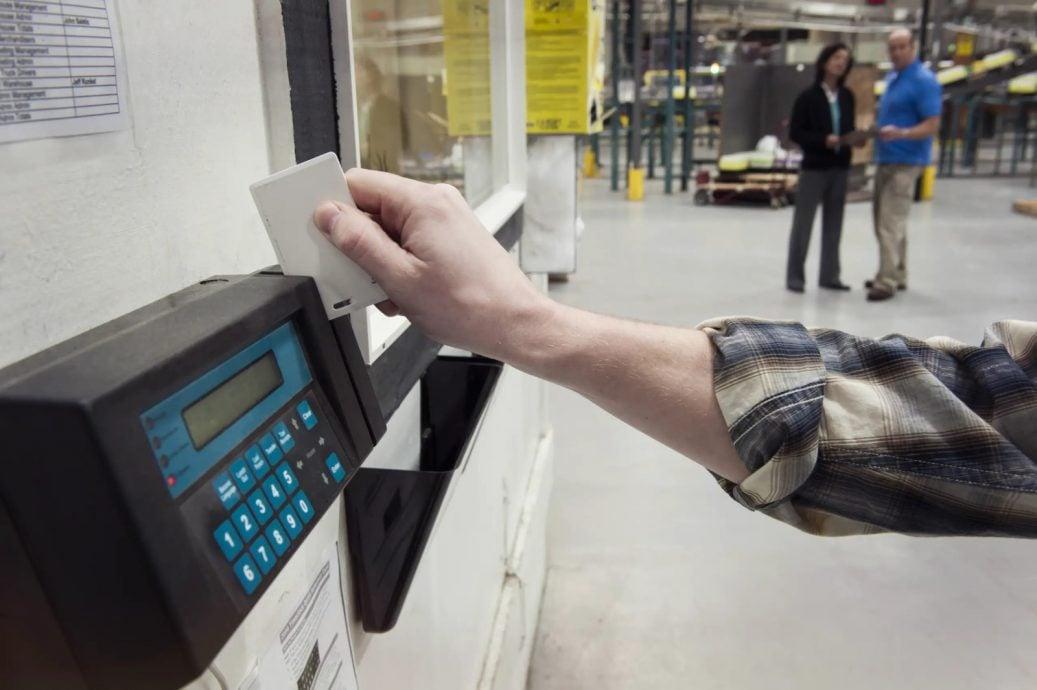 迟到可能会被扣钱。但在西班牙，提前上班竟然也能被开除，而且告赢了也没用！这可不是