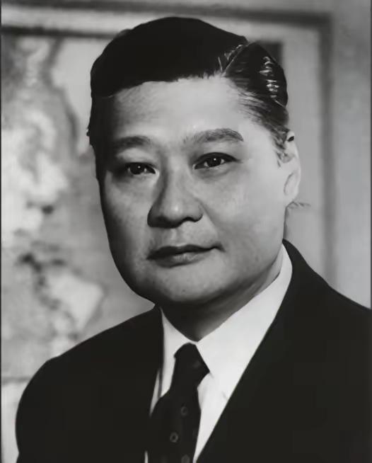 抗战期间，叶公超趁着妻儿出国时，竟然出轨堂妹。当妻子质问他时，他却说：“我们有血