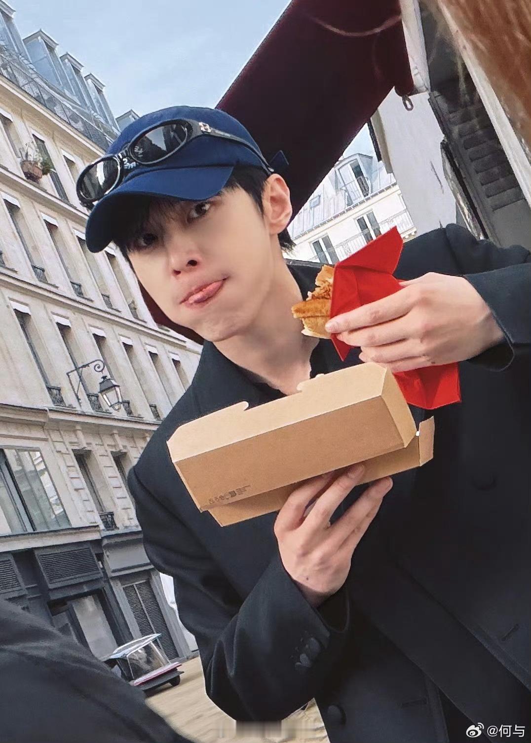 何与商务何与一周官宣三个代言 别人一周追剧，何与一周官宣。三个代言连轴来👍 