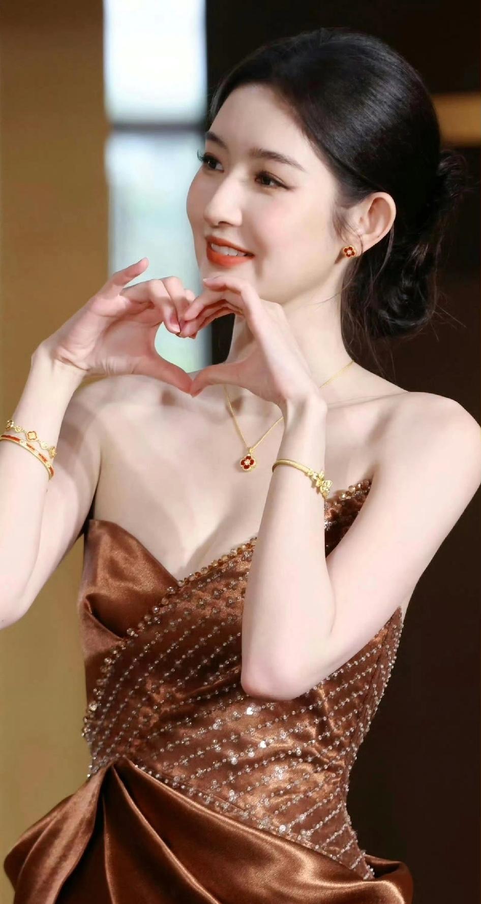 王玉雯一直给人的是大大咧咧的王姐形象，往往让人忽略了她的美貌和身材。就她这样的身