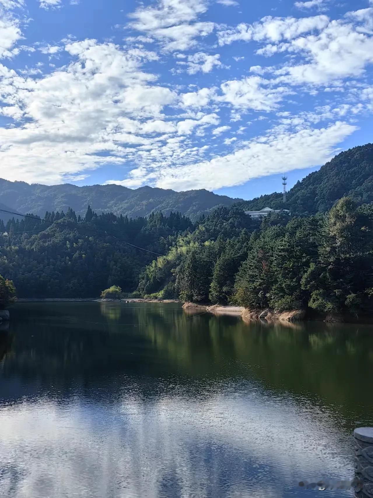 
国庆第三天出去爬山！跟娘家人一起的！
我们这边聚会很开心，大家互相抢着买单！