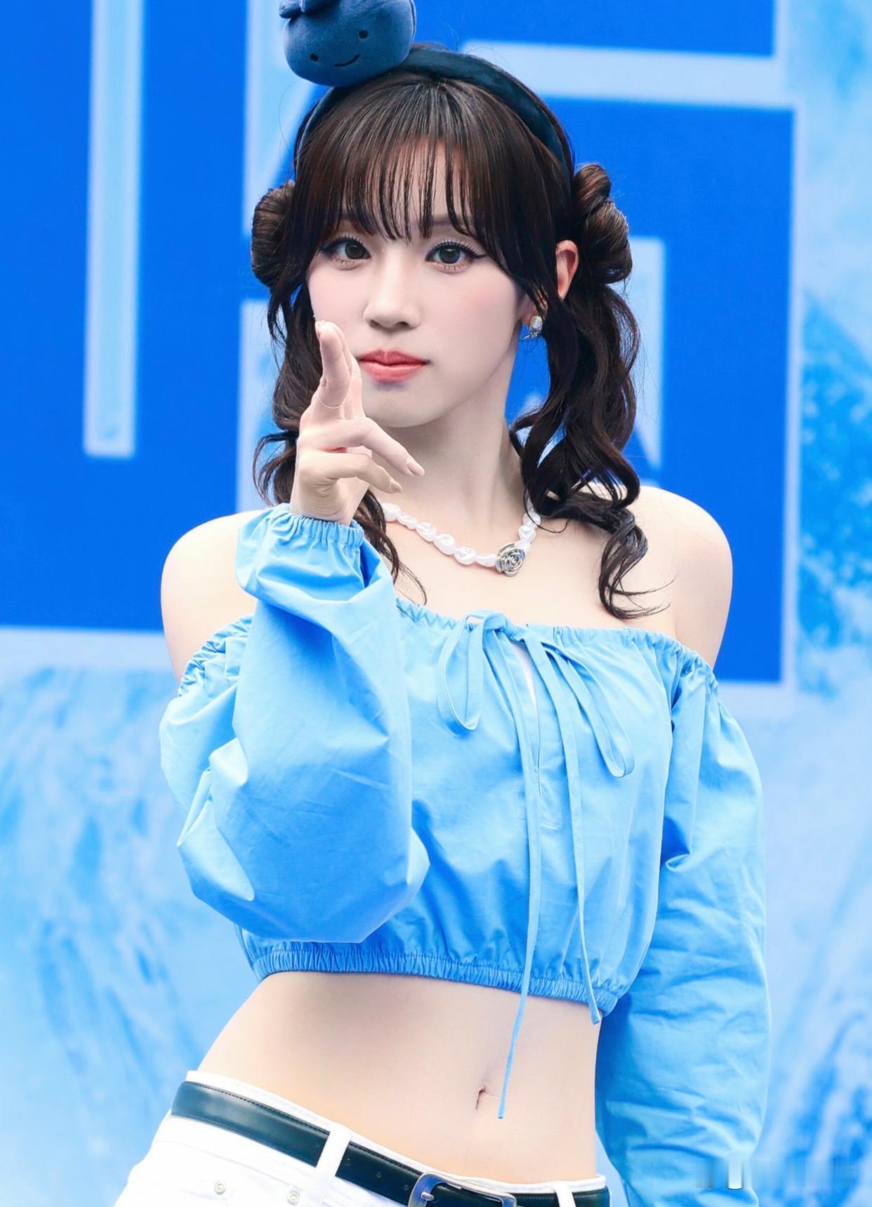 1. 网传易梦玲为了全身美白，会在身体各个部位涂抹美白精华，不同部位选用的产品还