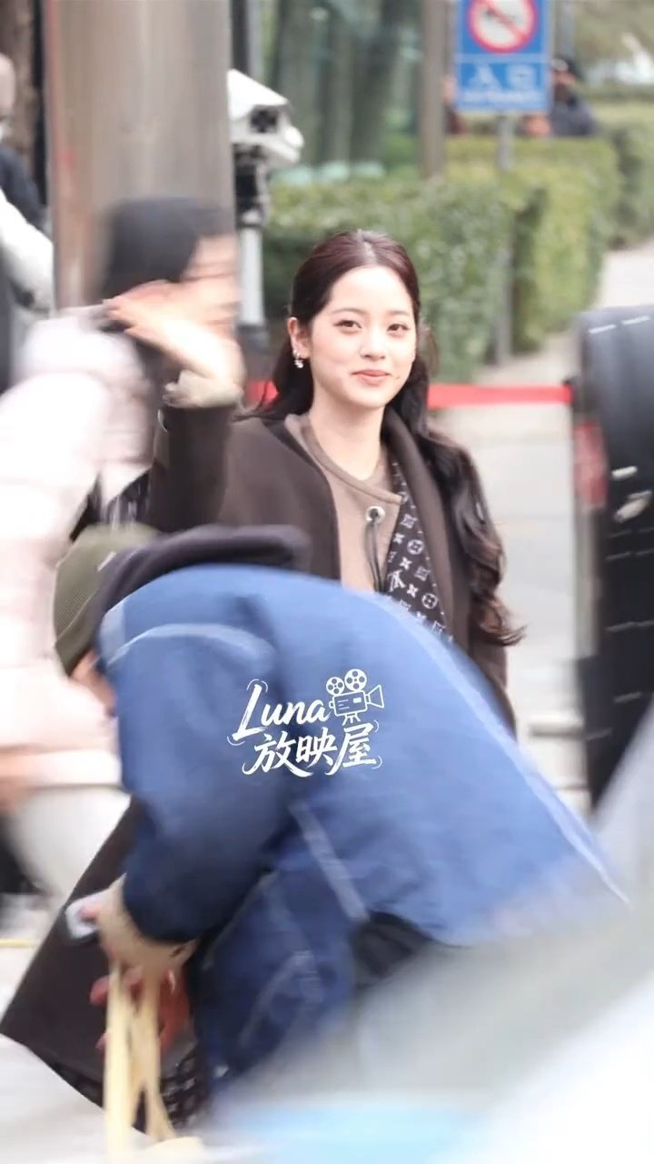 欧阳娜娜央视春晚第二次联排 娜娜这波联排造型太出圈了！半扎公主头清爽灵动，卡其大