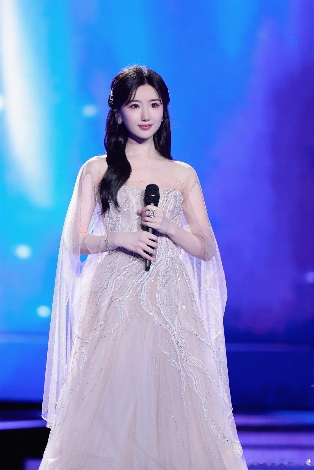 娱乐吃瓜🍉🍉🍉🍉🍉1、毛晓彤和张彬彬新剧《余生有涯》扑了很难回本了，好