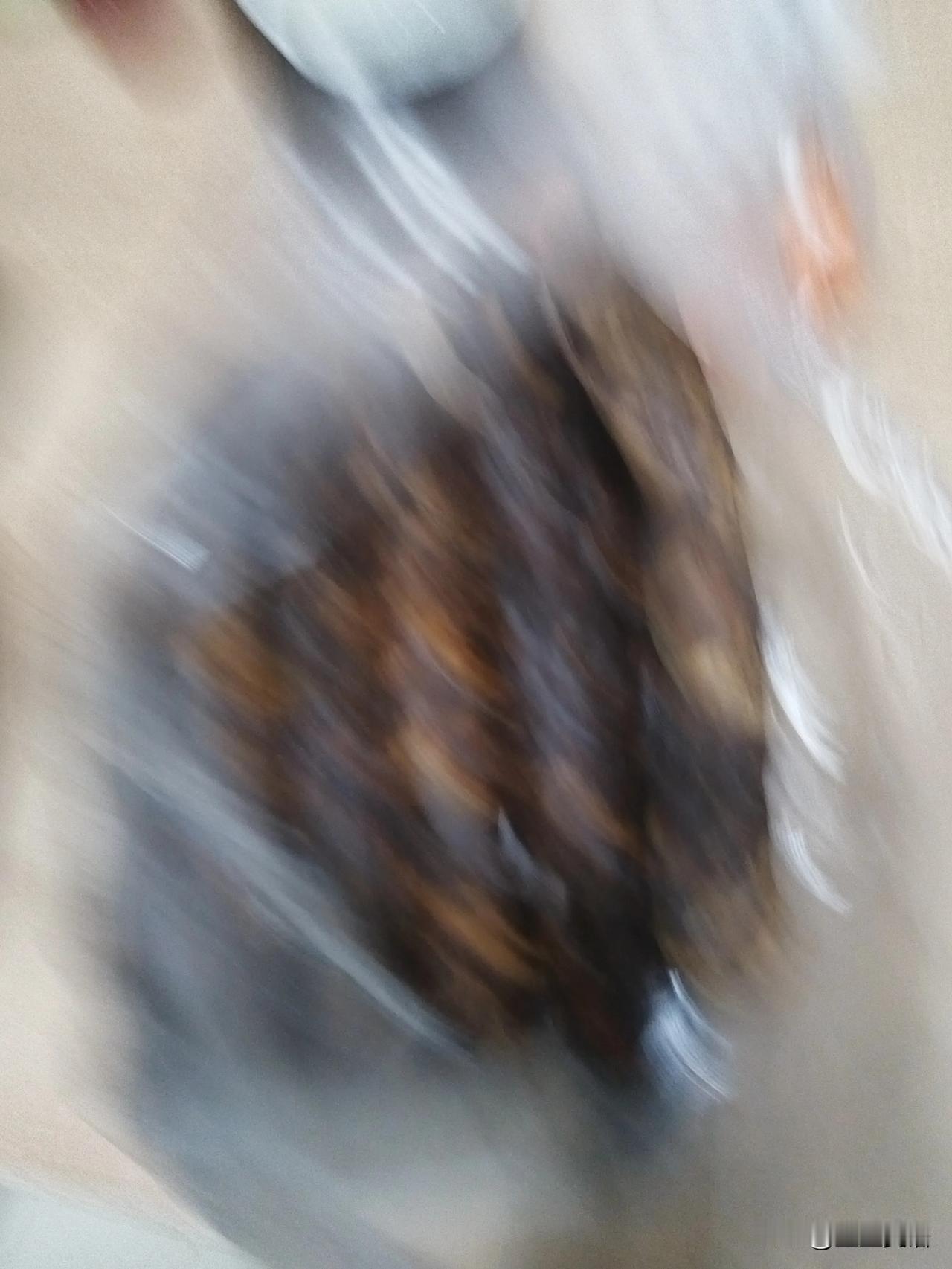 大早上，收到一个包裹。打开一看，熏干香肠，一大块羊油。这几年都不吃香肠了，但这婆