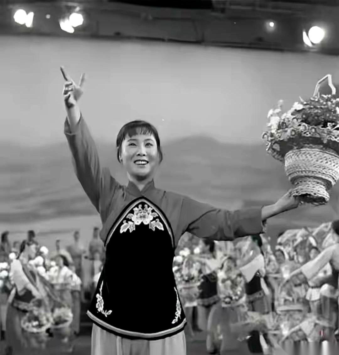 郭兰英，骑个自行车差点跟人撞了。
为啥？
魔怔了，嘴里念念有词，全是戏词儿。
那
