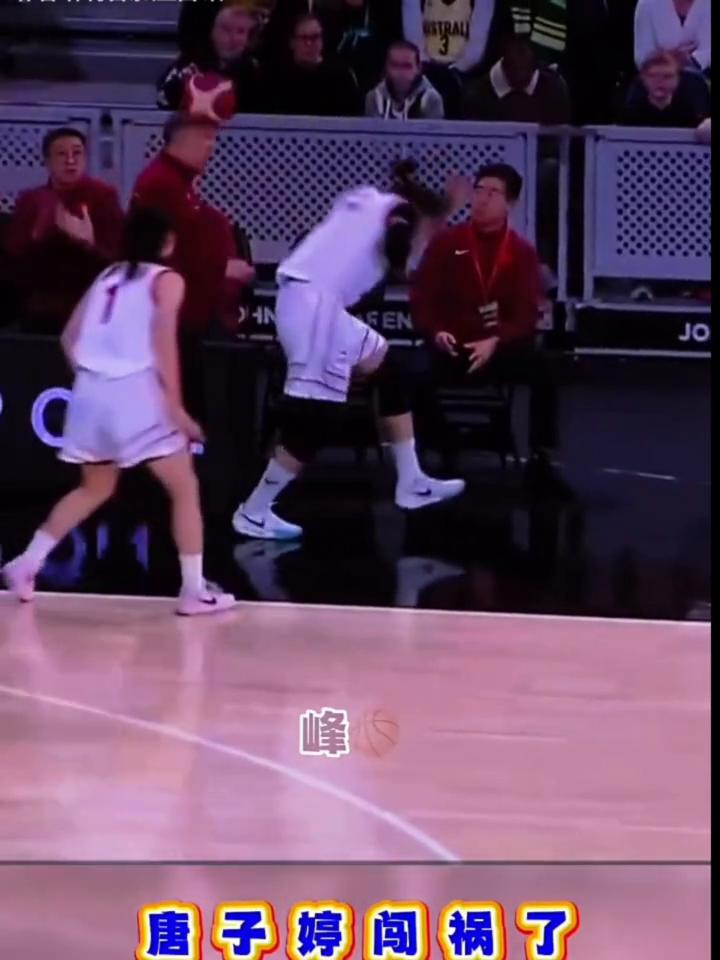 唐子婷闯祸了，传球砸到宫教练。
唐子婷闯祸了。