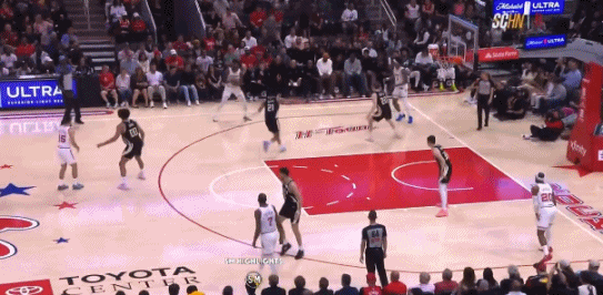 伊森大空位打铁！杜兰特气的直接摊手！
在今天NBA常规赛火箭对阵雄鹿的第三节比赛