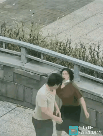 这种一边倒的暴揍是怎么发生的？视频中，男的人高马大，女的娇小玲珑！但可是，可但是