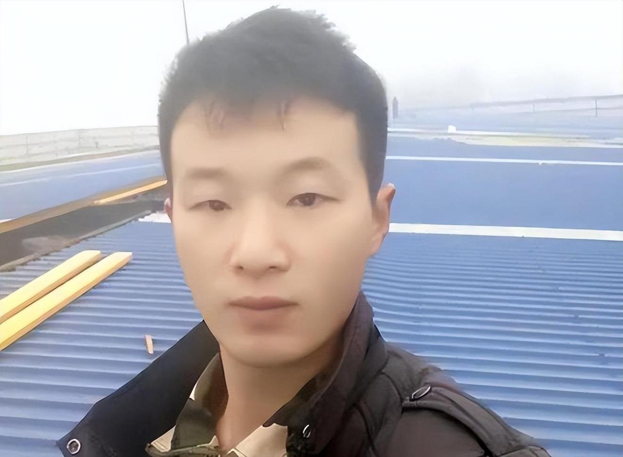 2022年初春，河南小伙正在河堤边上打电话，突然一辆小轿车冲进河中，小伙两次潜水