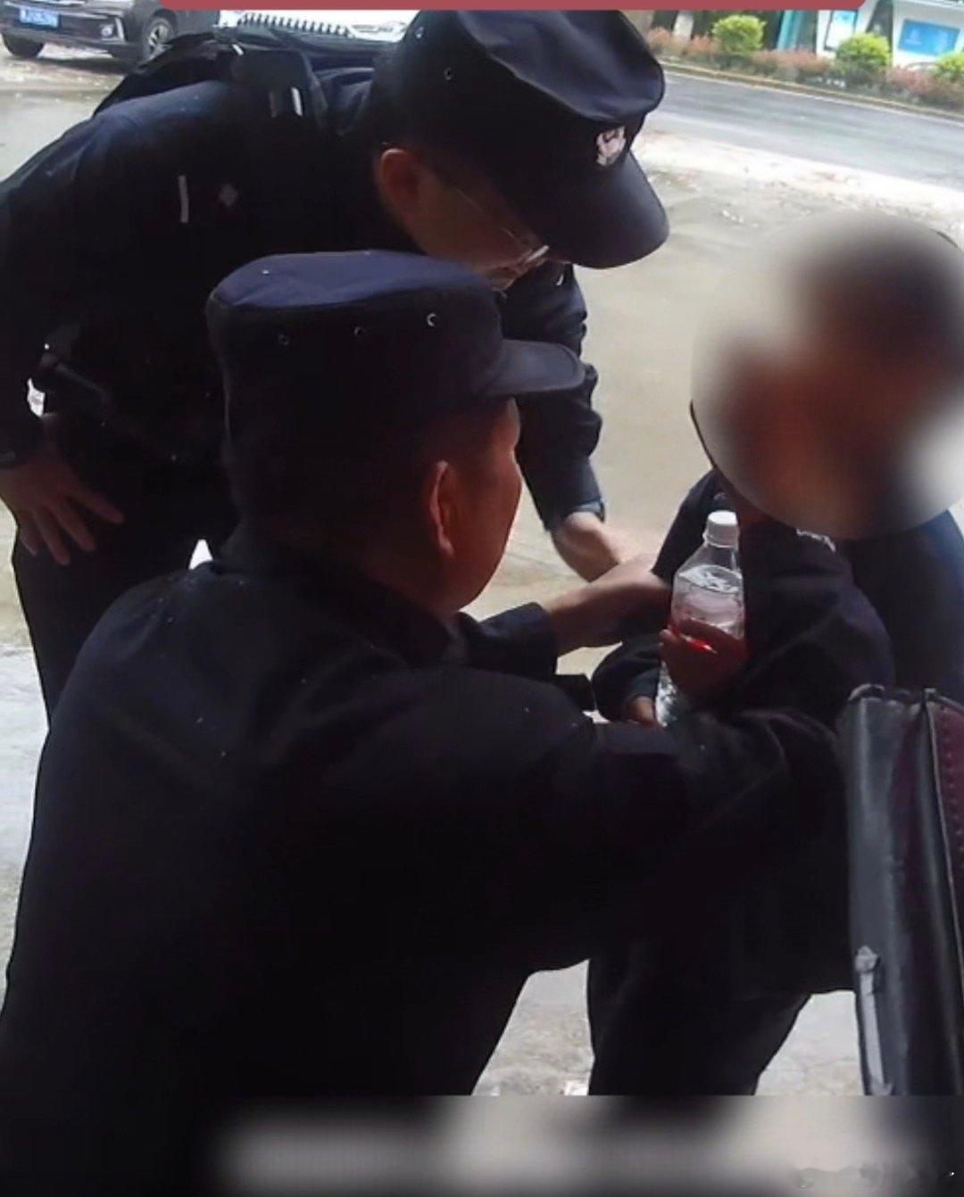 . 浙江民警大手牵小手太暖了 浙江湖州长兴萌娃迷路哭泣，民警温柔陪伴秒变暖心超人