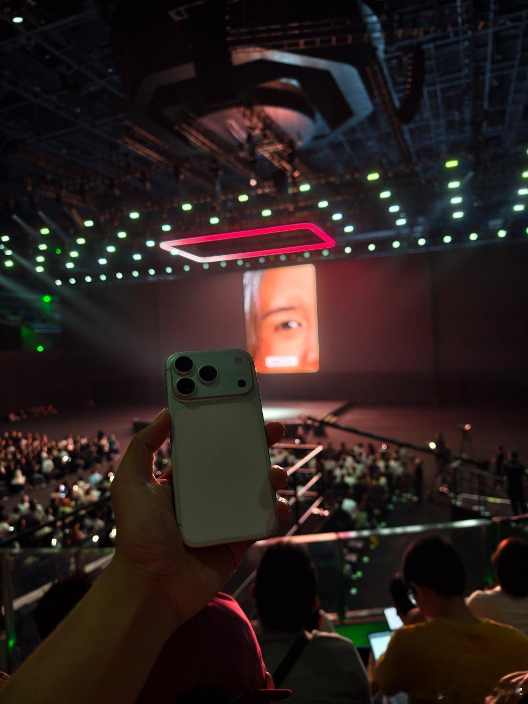 OPPO FindX9与某17Pro对比刘作虎特地强调了一下是iPhone17P