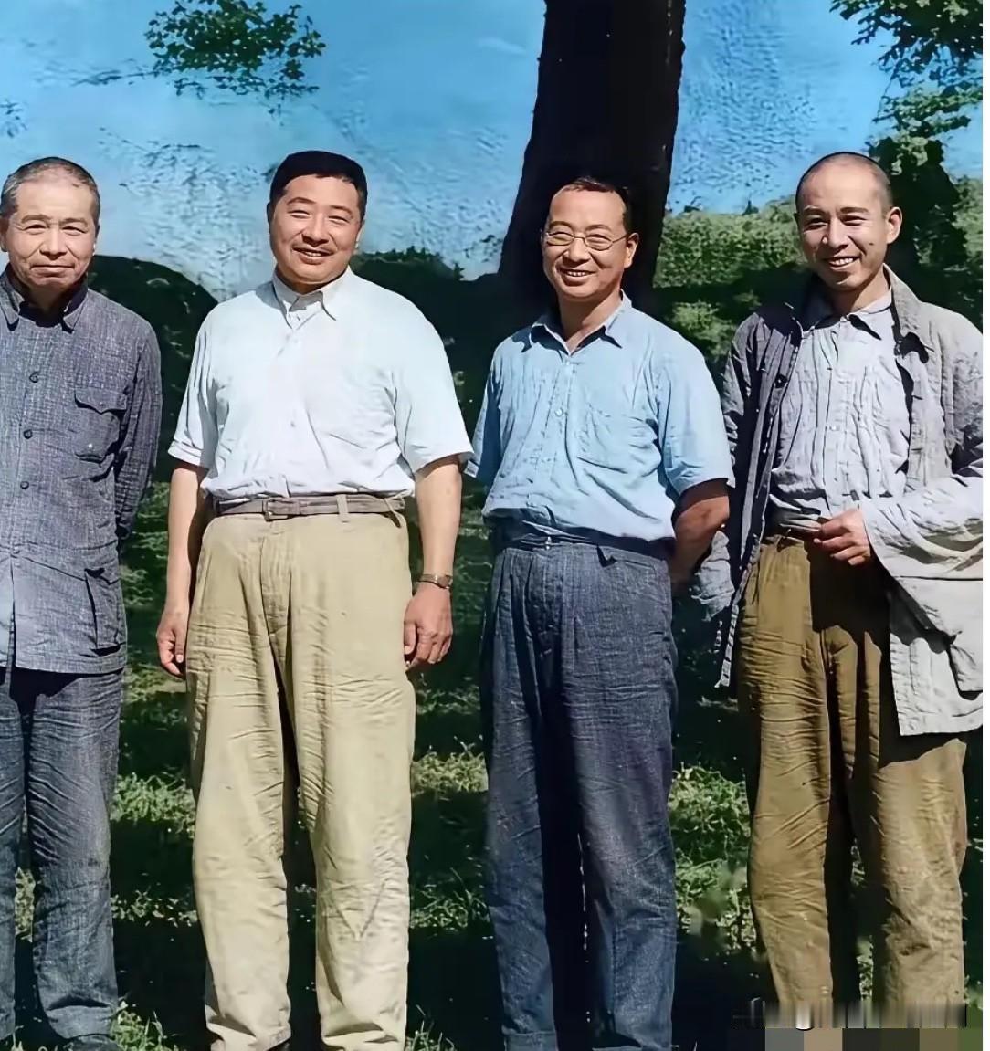 1947年，四位将帅在陕北小河会议的一张珍贵合影。我一眼就认出穿白衣服、头发乌黑