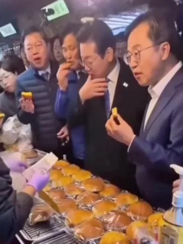 韩国总统李在明吃东西的时候舔手指头，李在明出生在社会底层，父亲游手好闲，母亲拼命