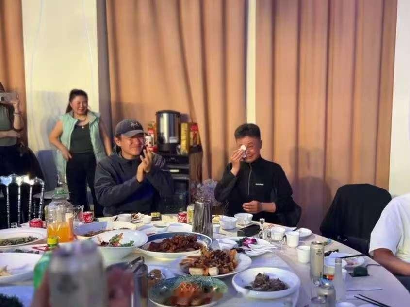 生命树导演泪洒杀青宴生命树导演杀青宴哭了生命树导演泪洒杀青宴，哇，[可怜] ​​