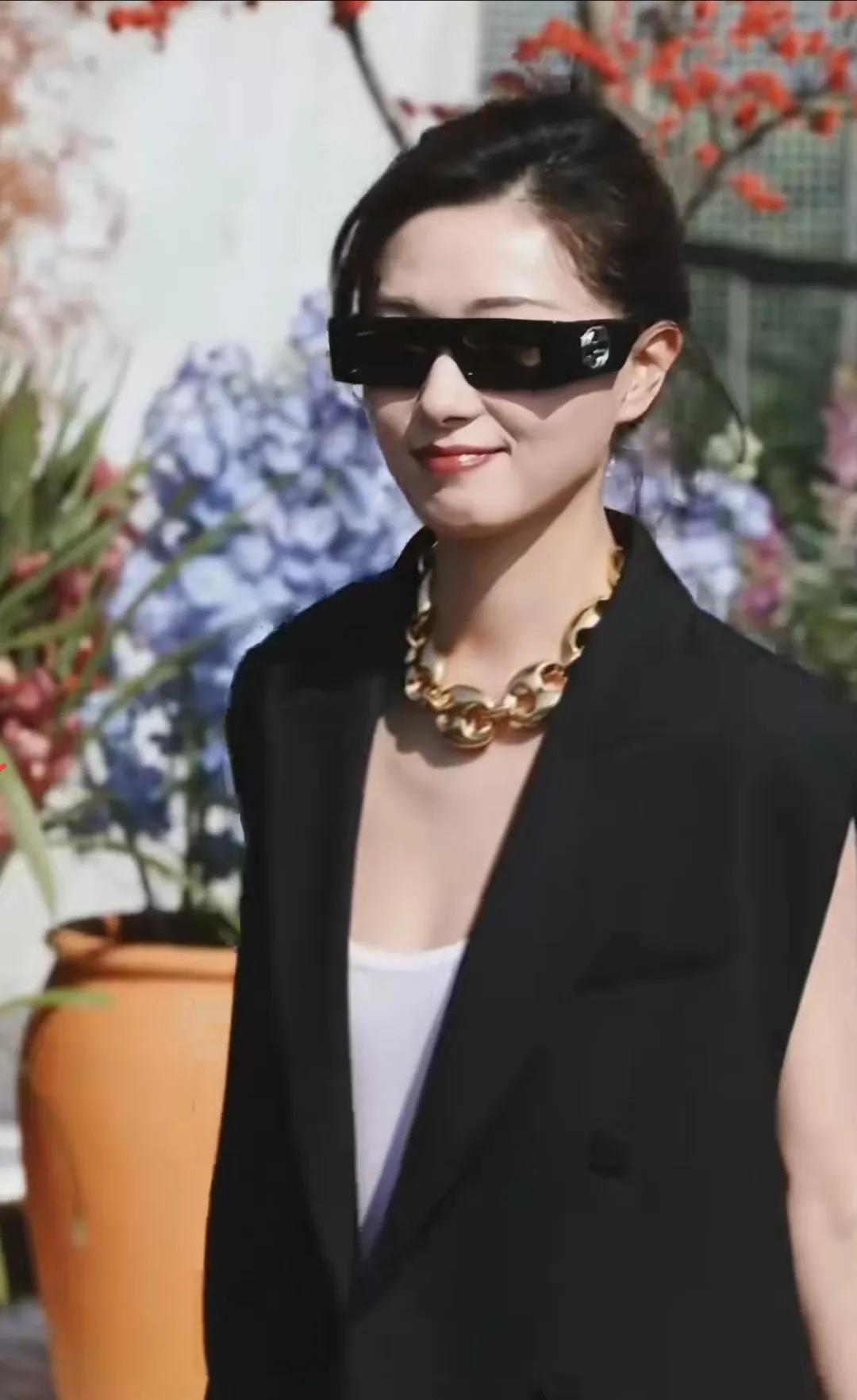 万茜在成都skp参加古驰活动，穿无袖西装外套的万茜看起来又酷又飒，她的服装和造型