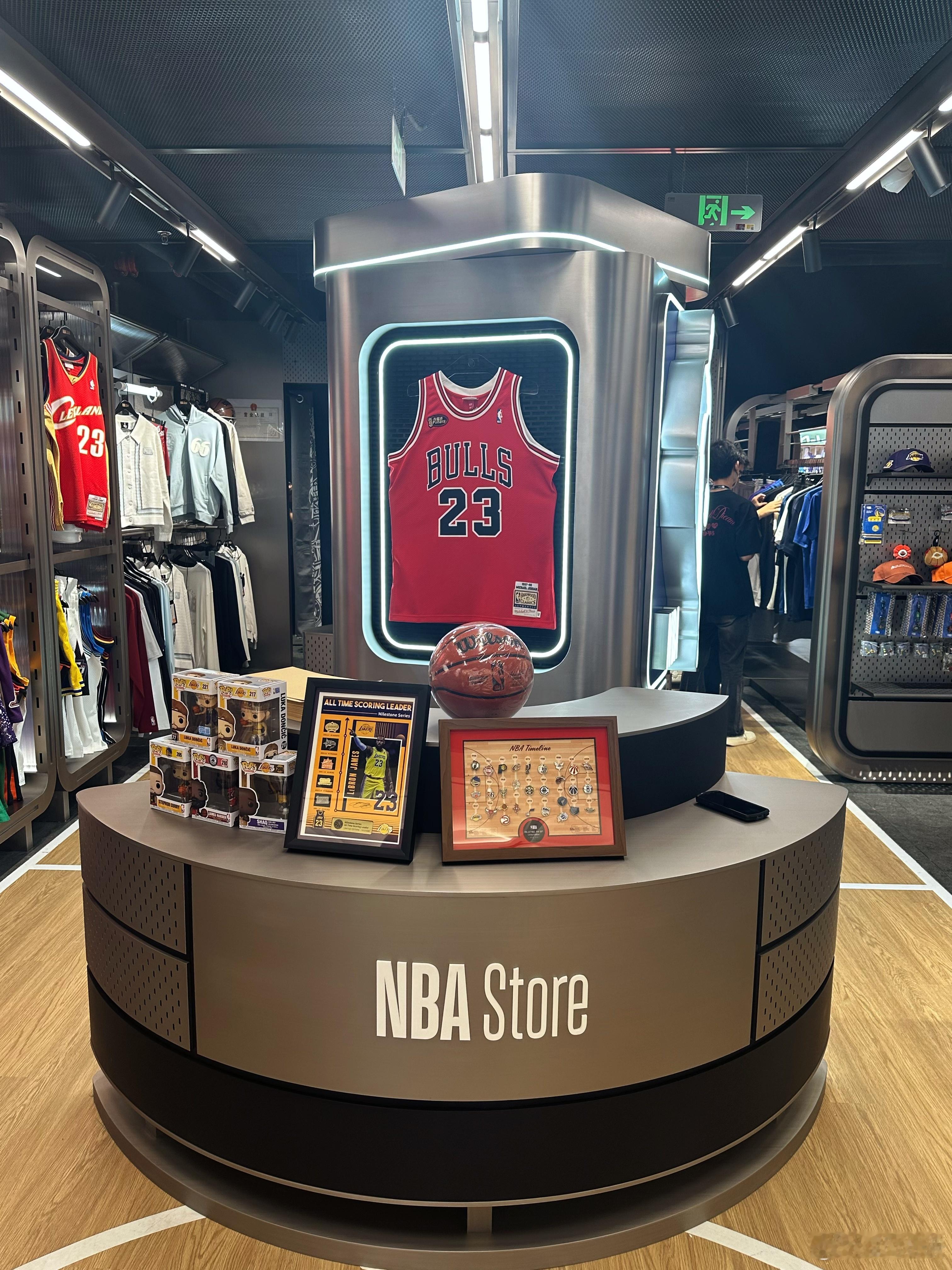 NBA北京西单大悦城店8月29日正式开业，🏀京城首家燃点已就位！现场潮流插画体