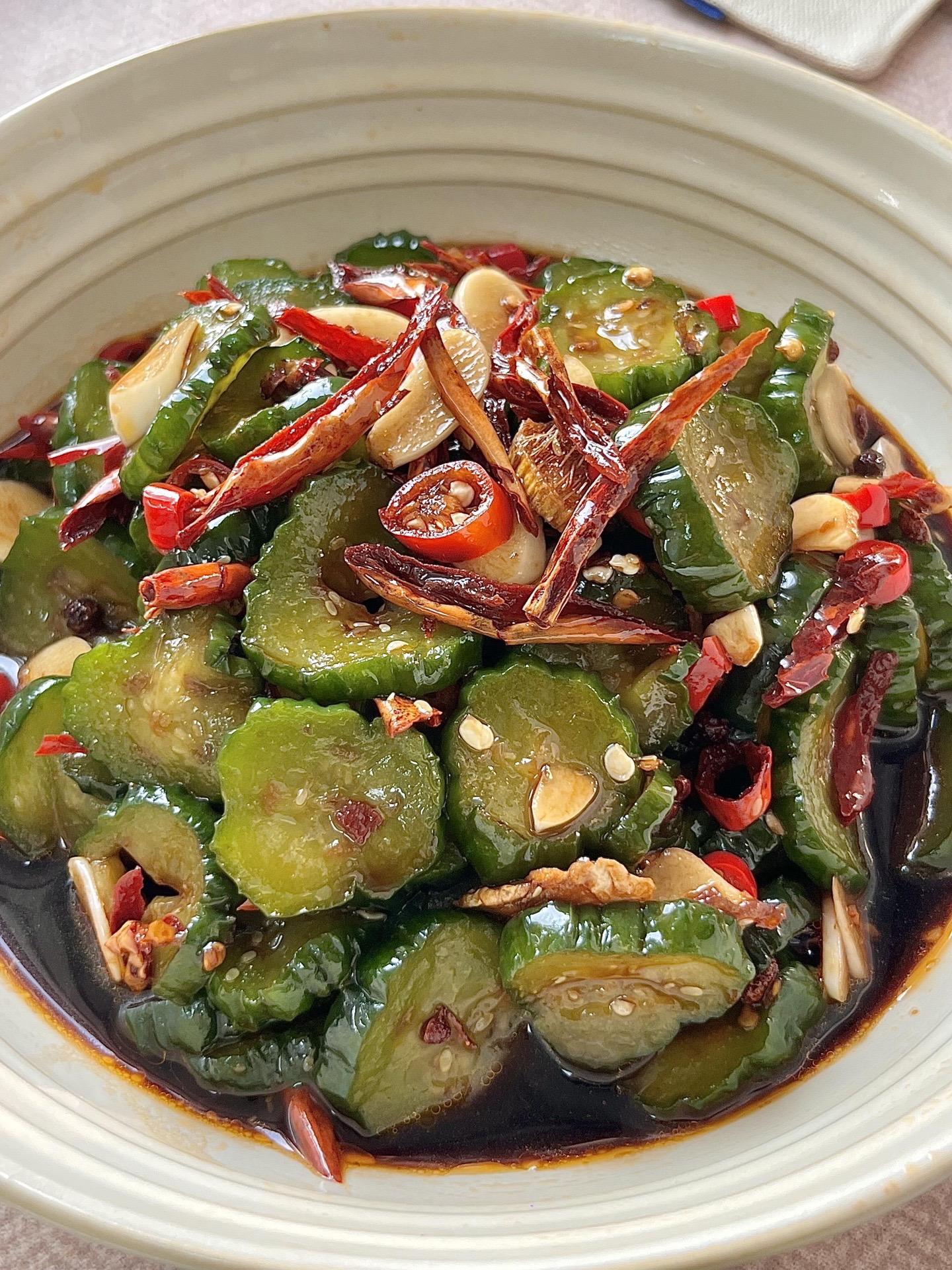 超好吃的夏日凉拌菜。附做法： ⑦黄瓜切厚片（大概两斤黄瓜），放两大勺盐...